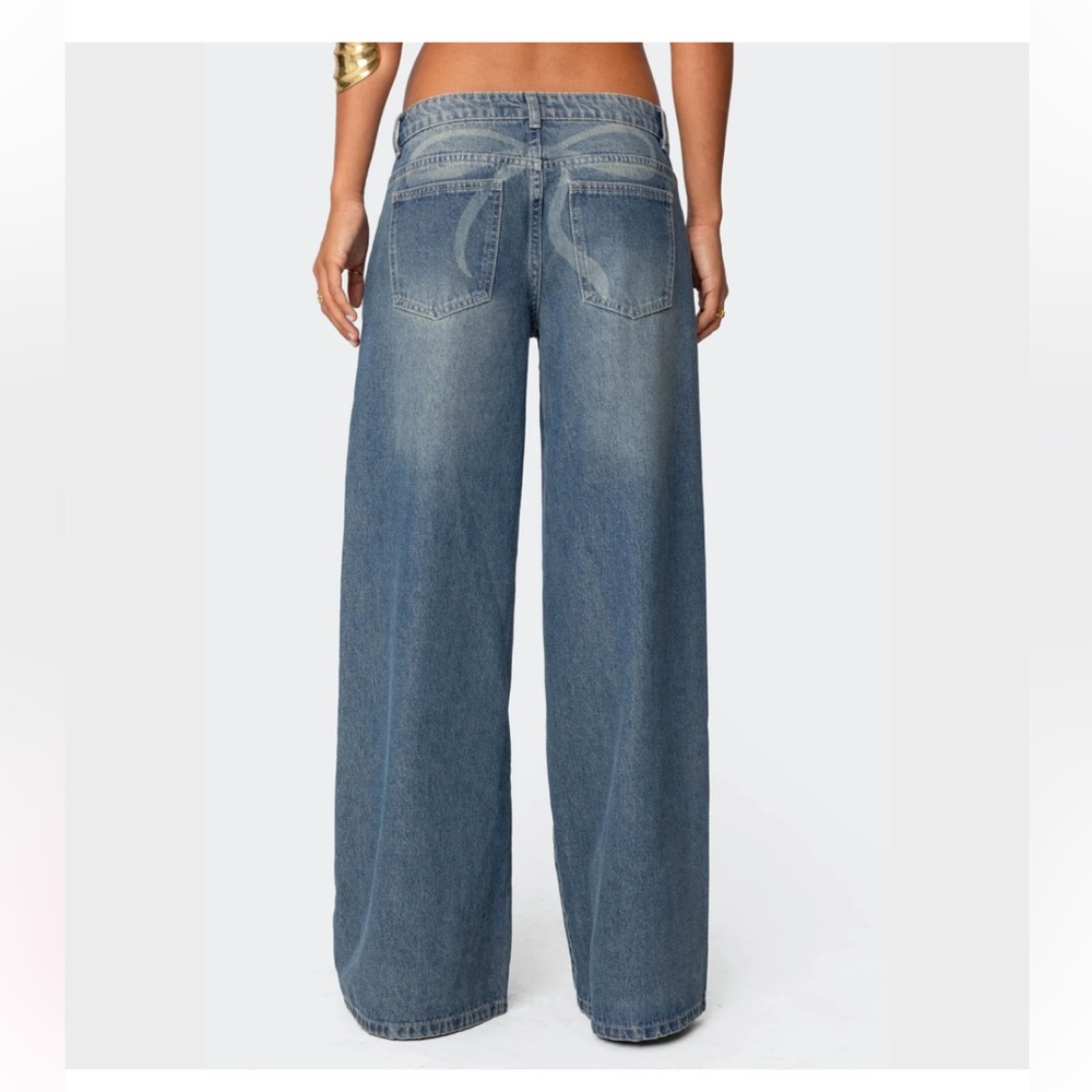 Edikted Vyxen Vintage Washed Low Rise Jeans in Blue Vintage washed